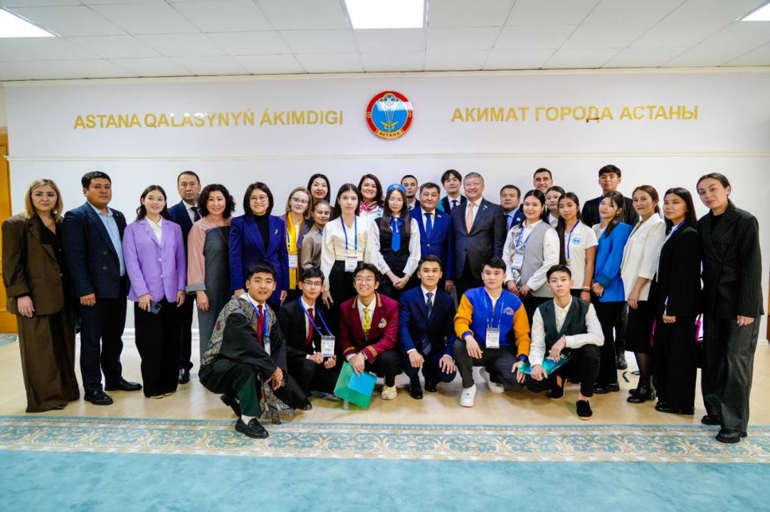 استانا قالاسى ءماسليحاتىنىڭ دەپۋتاتتارى جاستارمەن كەزدەستى