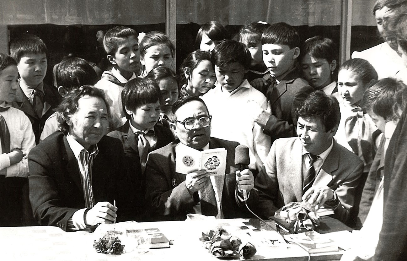 ەلدىڭ ارداعى, ساتيرانىڭ ساڭلاعى