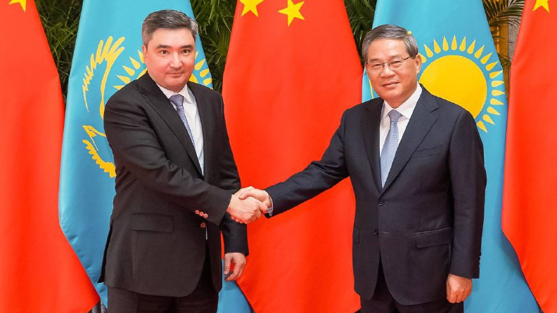 ولجاس بەكتەنوۆ قىتاي پرەمەرىمەن كەزدەستى