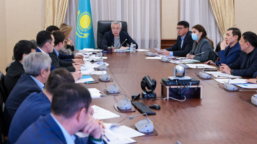 ۇكىمەتتە ينفلياتسيانى تەجەۋ شارالارى تالقىلاندى