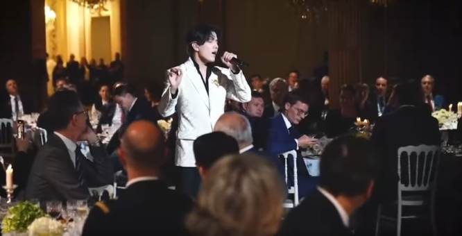 ديماش قۇدايبەرگەن ەلەسەي سارايىندا ءان شىرقادى