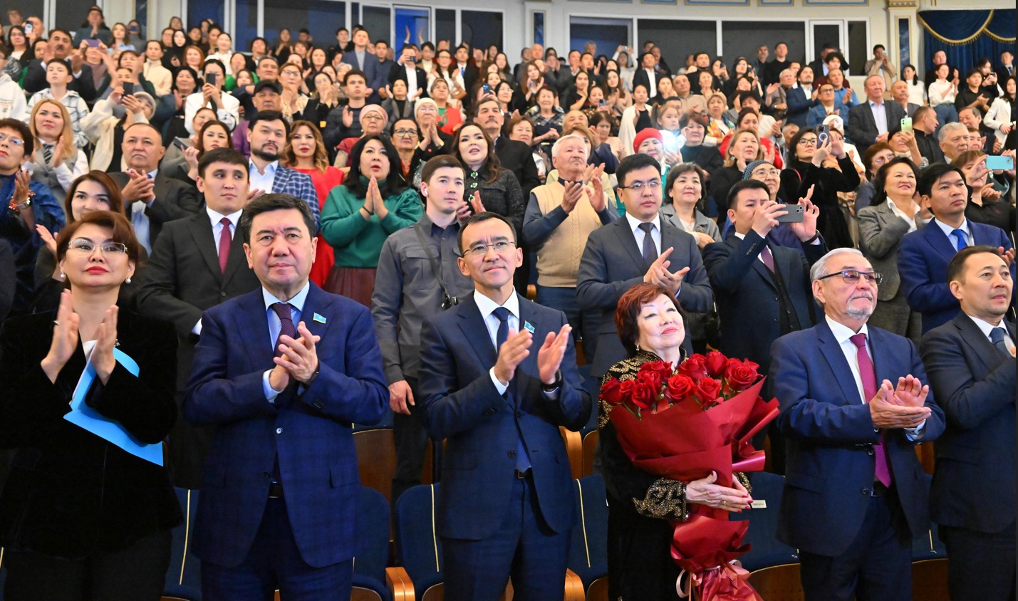 اقىن مەرەيتويى استانادا تويلاندى