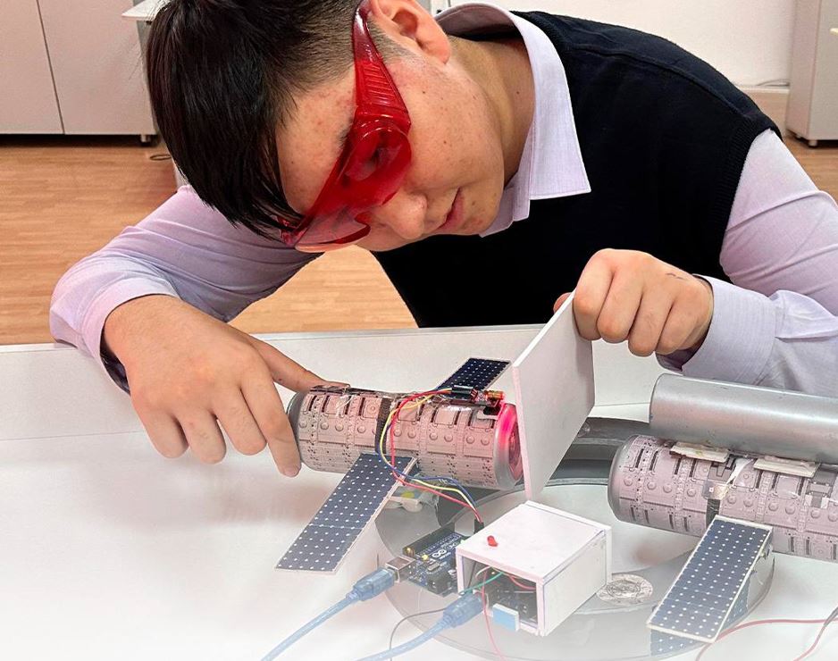 مەكتەپ وقۋشىسى عارىشكەرلەرگە ارنالعان قۇرىلعى ويلاپ تاپتى