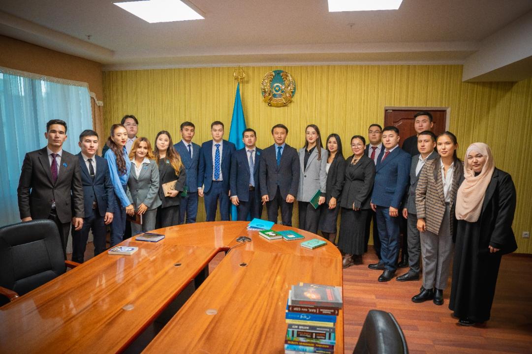 اتىراۋ بەلسەندىلەرى – ەلوردادا