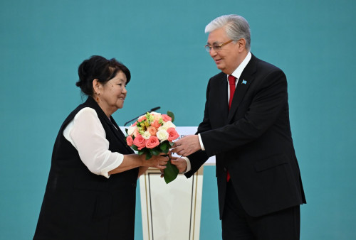 پرەزيدەنت  سالا ەڭبەككەرلەرىنە مەملەكەتتىك ناگرادالار تابىستادى