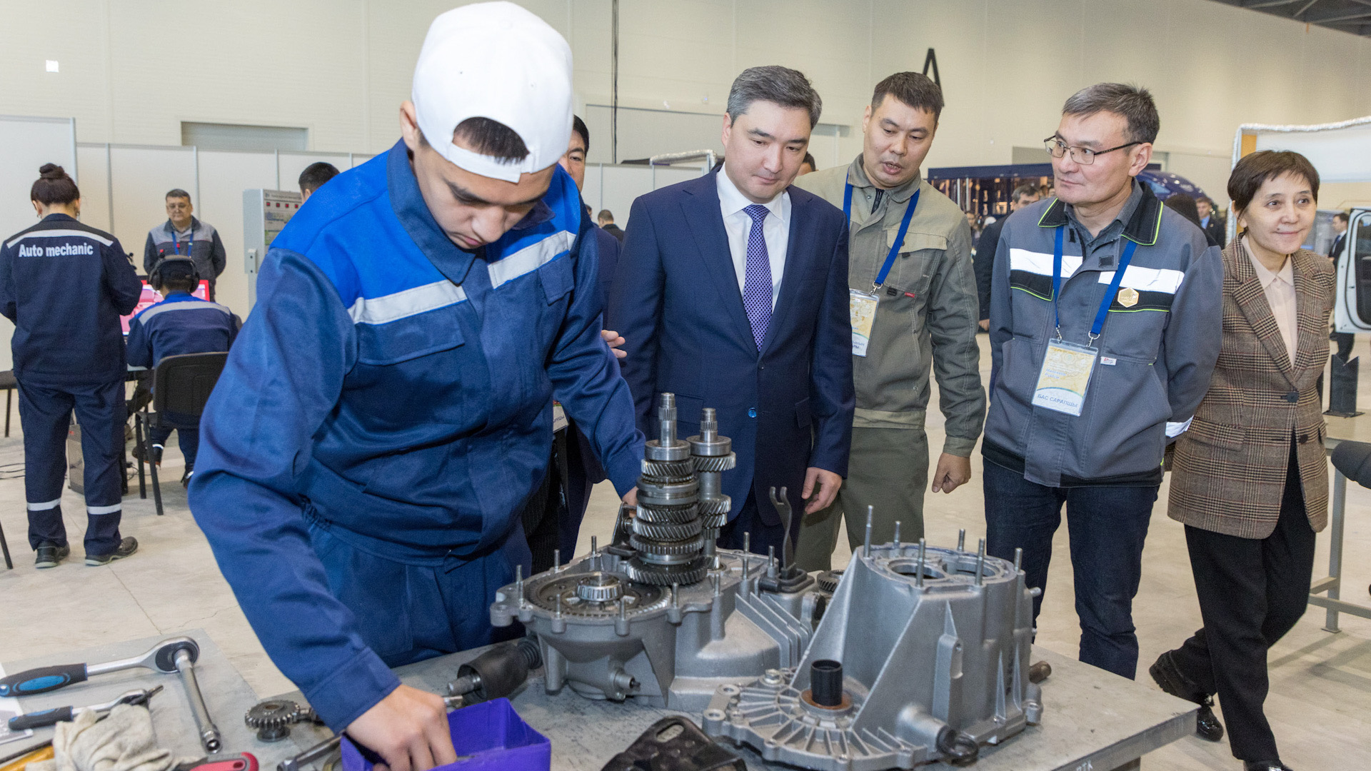 ولجاس بەكتەنوۆ WorldSkills Kazakhstan كاسىبي-تەحنيكالىق داعدىلار چەمپيوناتىنىڭ قاتىسۋشىلارىمەن كەزدەستى