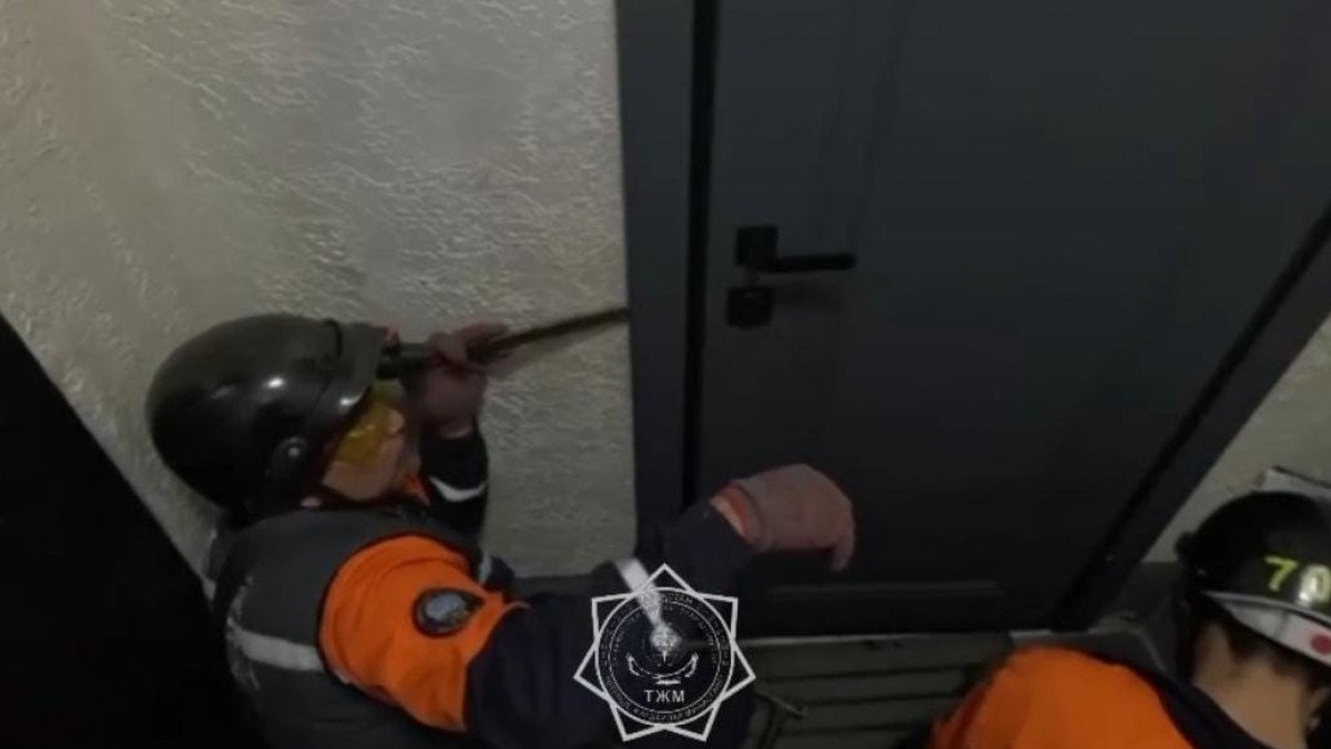 سەمەيدە اتا-اناسى ۇيگە قاماپ كەتكەن بالالار قۇتقارىلدى