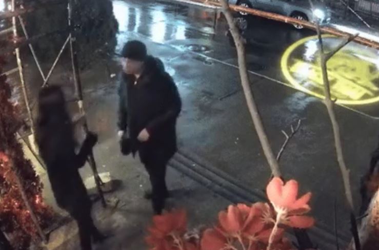 اقتاۋدا قىز بالانىڭ اياۋسىز سوققىعا جىعىلعان ءساتى ۆيدەوعا ءتۇسىپ قالدى