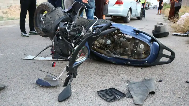 جاڭاوزەندە موپەد اۆتوكولىككە سوعىلعان