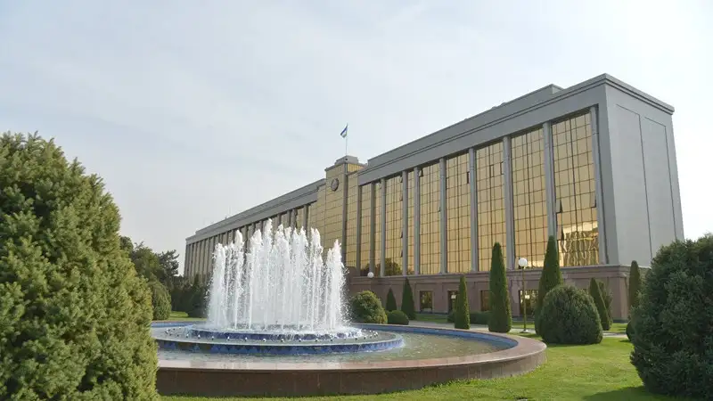 وزبەكستان ۇكىمەتى وتستاۆكاعا كەتتى