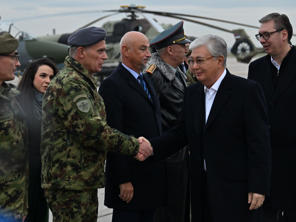 مەملەكەت باسشىسى سەربيانىڭ قورعانىس ونەركاسىبى ونىمدەرىنىڭ كورمەسىن ارالادى