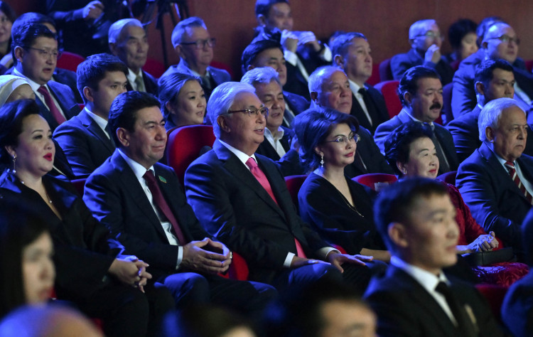 پرەزيدەنت ءشومىشباي ساريەۆكە ارنالعان كونتسەرتتى تاماشالادى