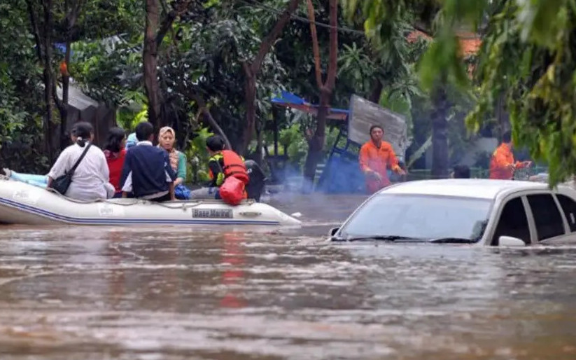 يندونەزيادا سۋ تاسقىنىنان 13 ادام كوز جۇمدى