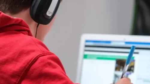 استانادا ستۋدەنتتەر ەكى كۇنگە قاشىقتىقتان وقىتۋعا كوشىرىلەدى