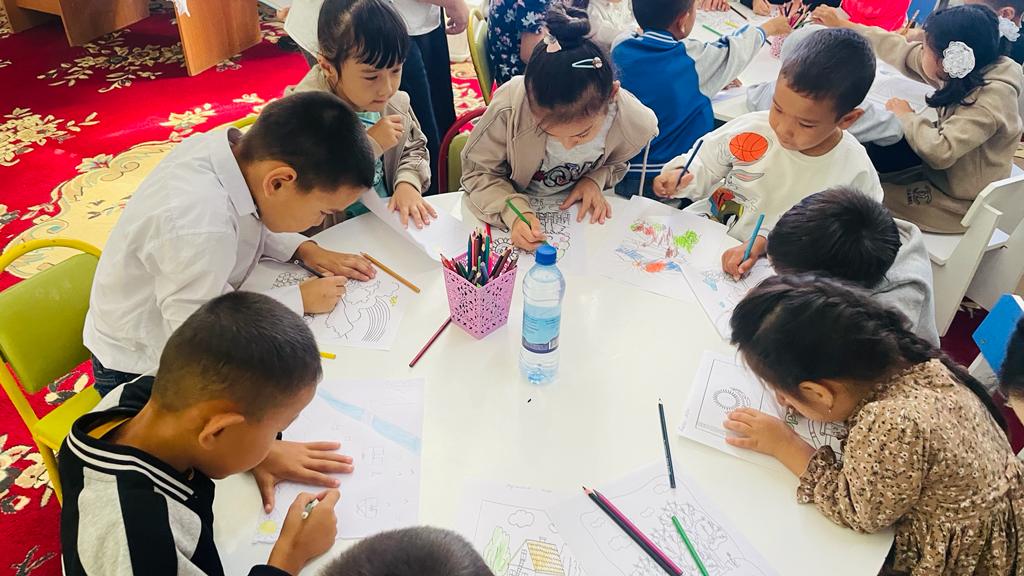 كوللەدجدەر ەرەكشە بالالار ءۇشىن پەداگوگ-اسسيستەنتتەردى دايارلاي باستايدى