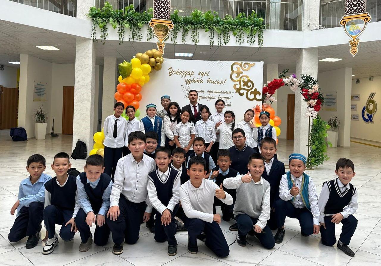 ماشەكەڭ تۇسىنە كىرگەن مۇعالىم