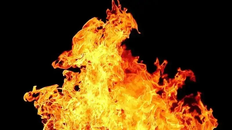 اقمولا وبلىسىندا ەكى بالا ورتەنىپ كەتكەن