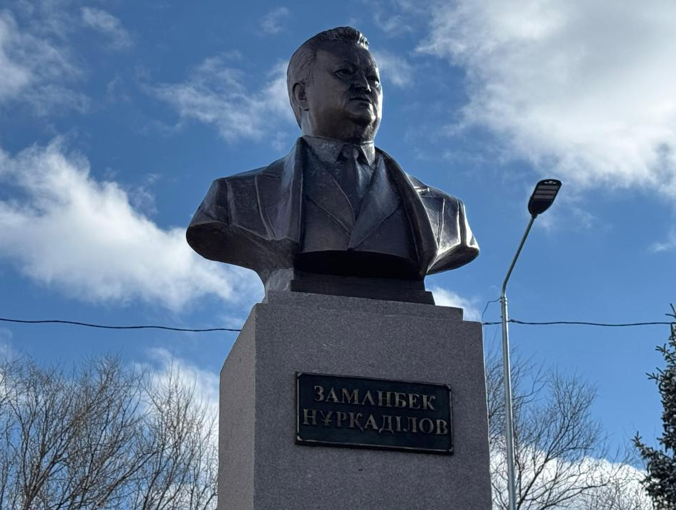 زامانبەك نۇرقادىلوۆتىڭ قۇرمەتىنە ەسكەرتكىش-بيۋست اشىلدى