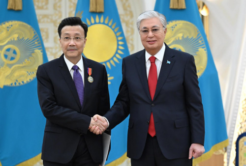 پرەزيدەنت قىتاي ەلشىسىن «دوستىق» وردەنىمەن ماراپاتتادى