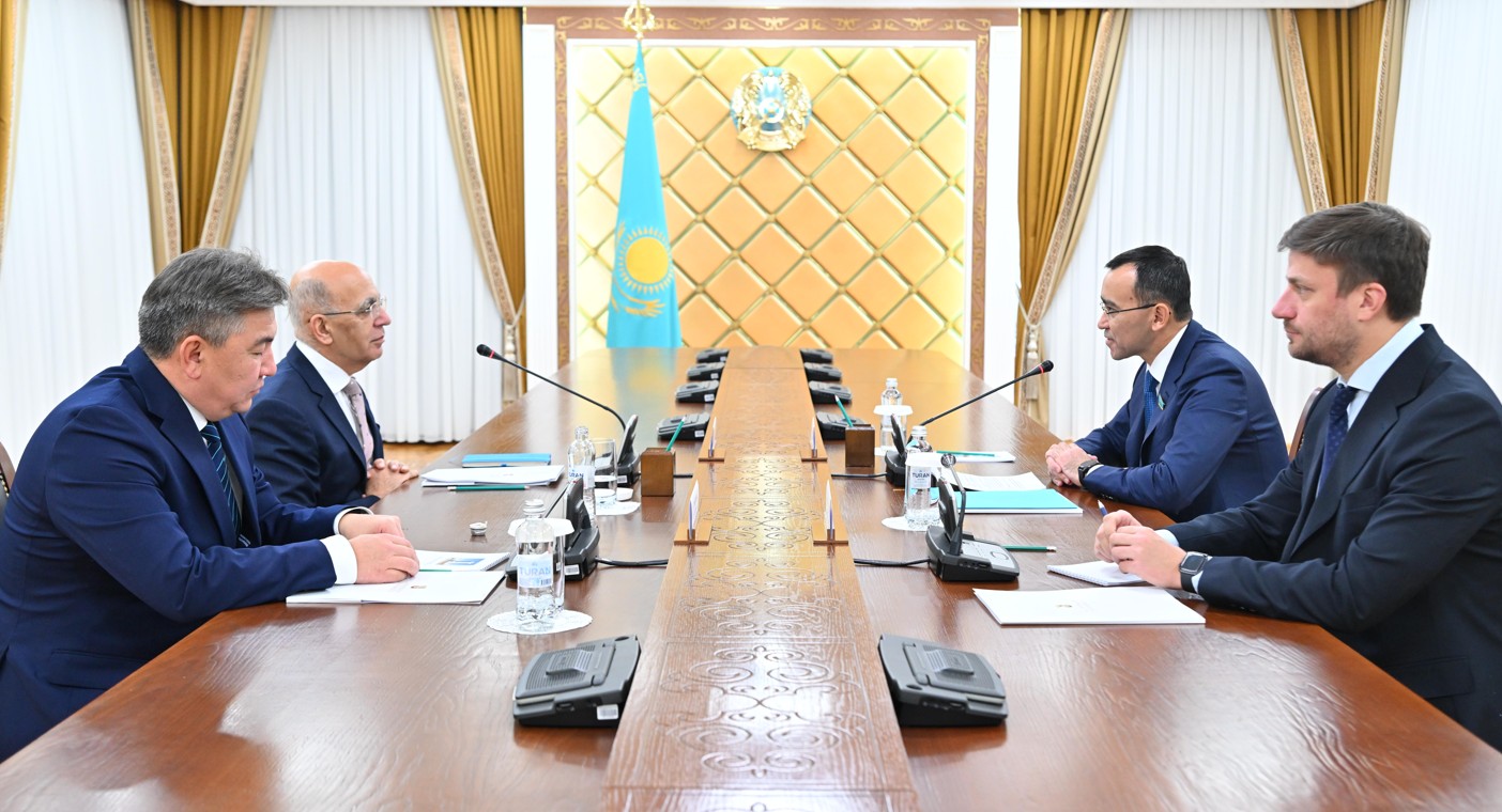 نازارباەۆ ۋنيۆەرسيتەتى باسشىسىن قابىلدادى