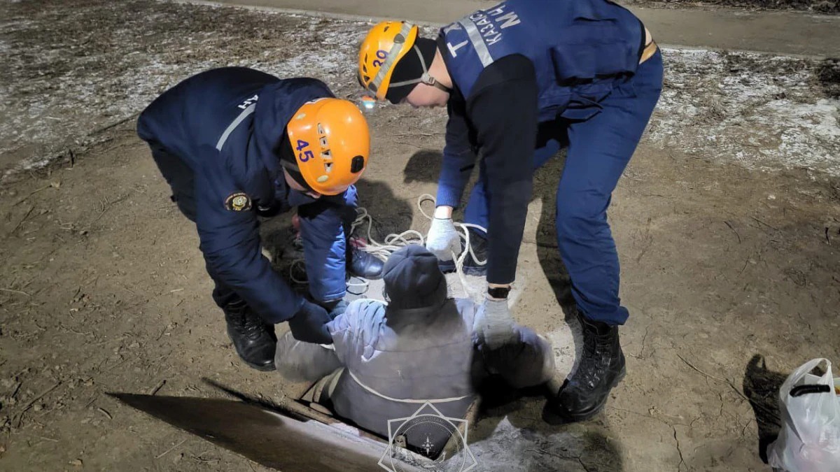 ورال تۇرعىنى ءۇش مەترلىك كارىز قۇدىعىنا ءتۇسىپ كەتكەن