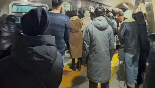 الماتىدا ەر ادام مەترو رەلسىنە قۇلاپ, كوز جۇمدى