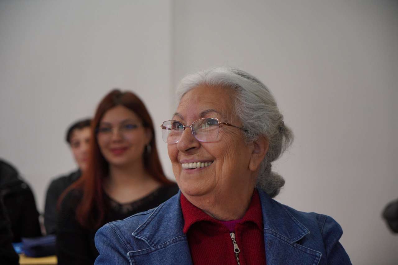 عالام عاجاپتارى: Cتۋدەنت اجە