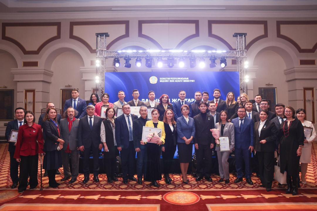 «Egemen Qazaqstan» گازەتىنىڭ ءتىلشىسى «دارىن» سىيلىعىن يەلەندى