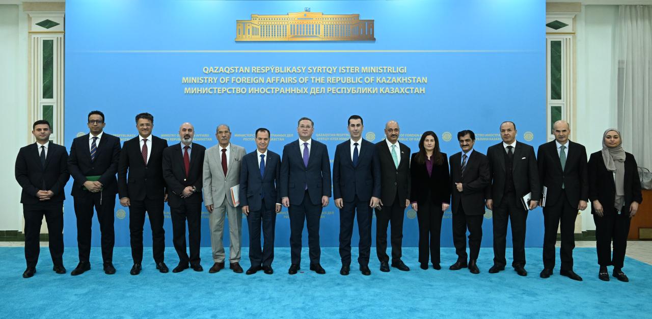 اراب مەملەكەتتەرىنىڭ ەلشىلەرىمەن كەزدەستى