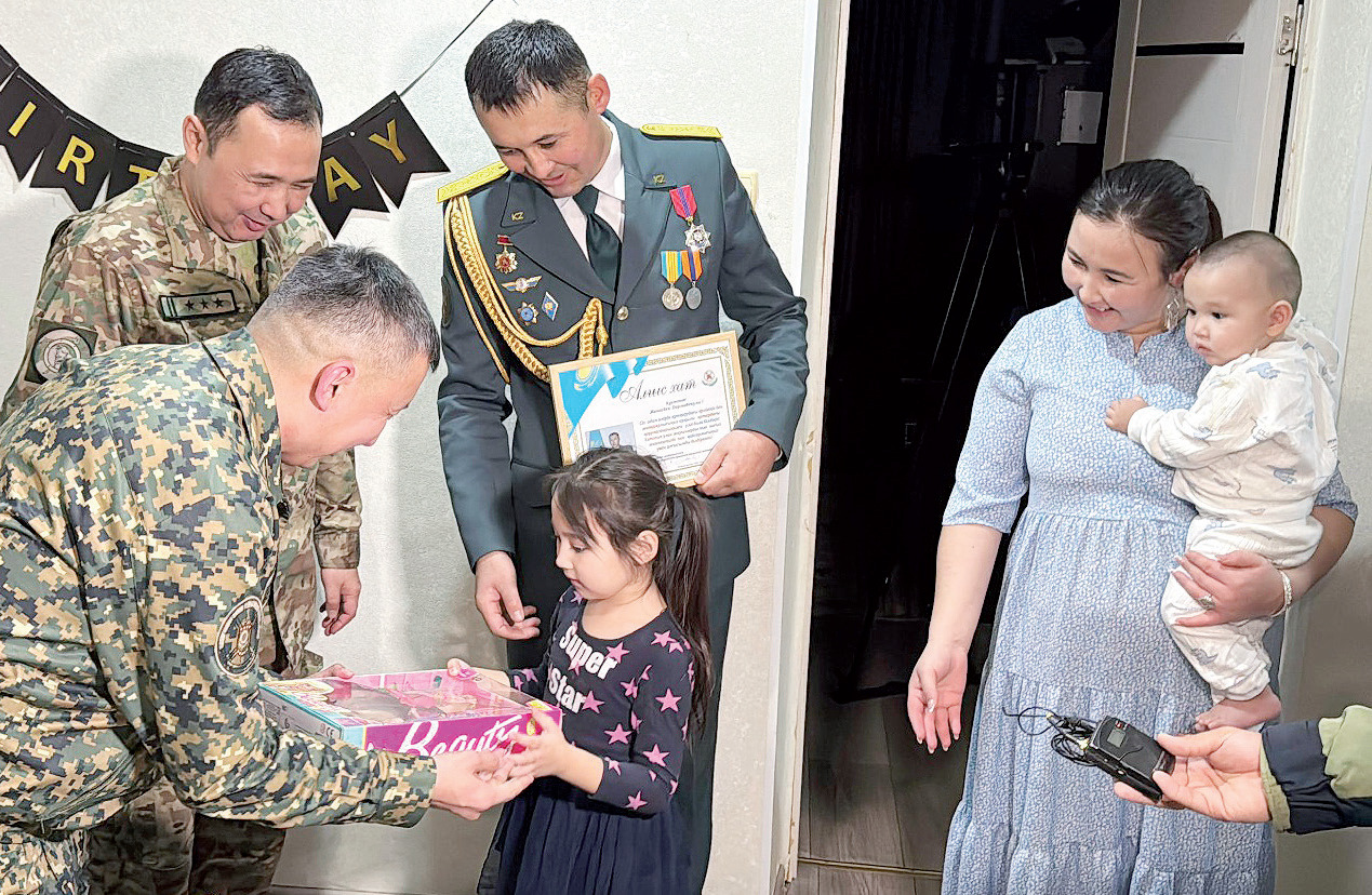 بەيبىت كۇننىڭ قوس باتىرى: گەنەرال مەن سارباز