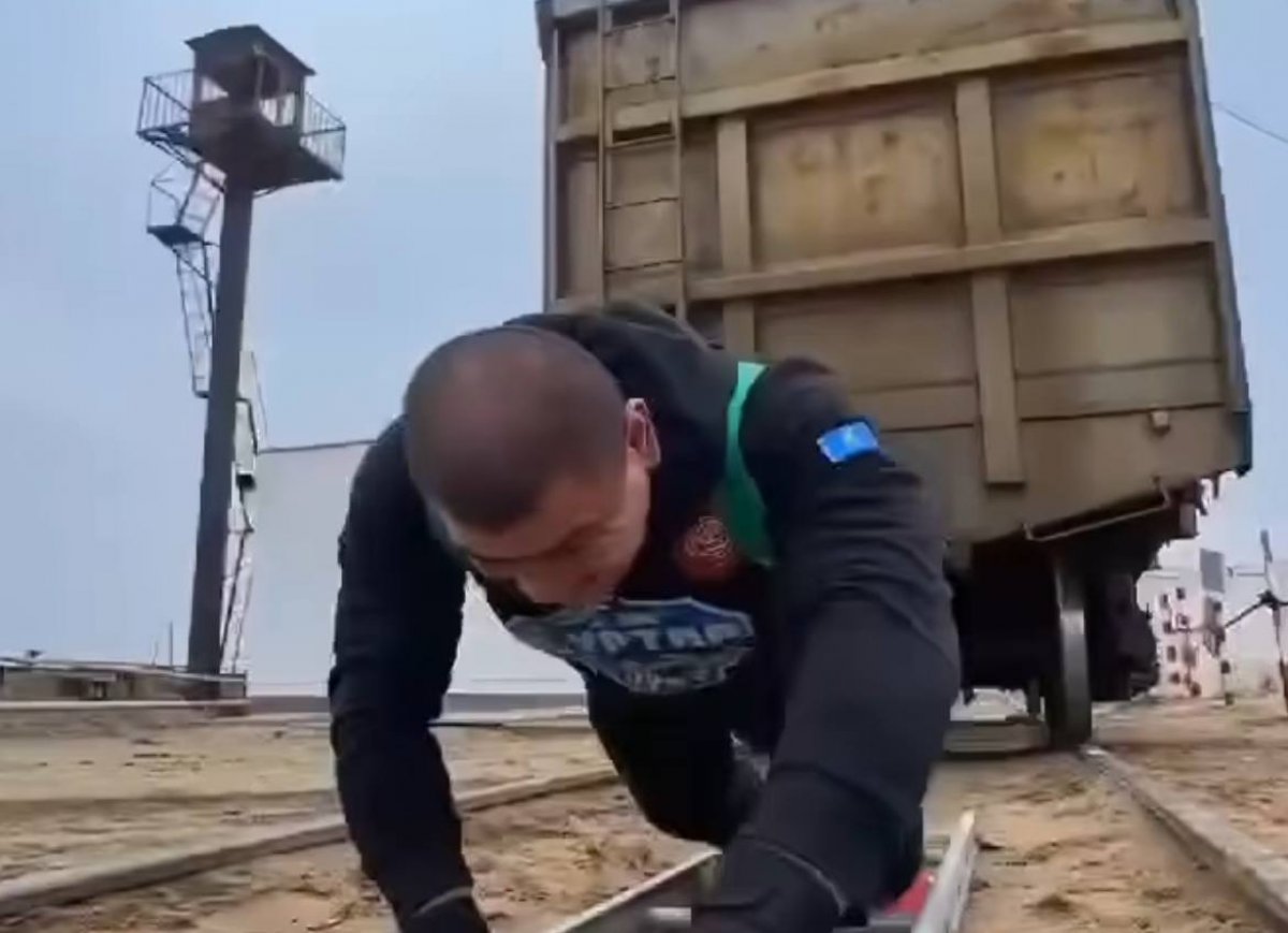 ۆاگون سۇيرەگەن جىگىت