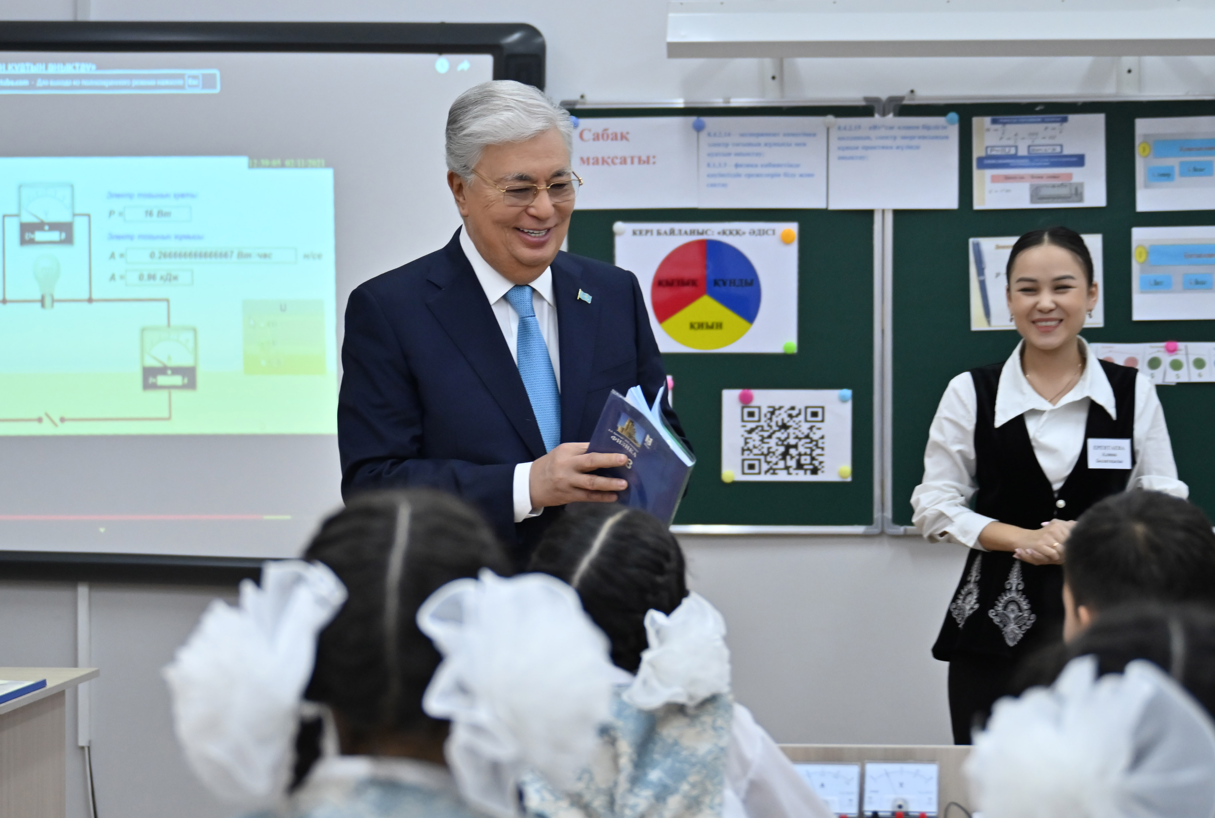 مەملەكەت باسشىسى ىنتىماق اۋىلىنداعى مەكتەپتى ارالاپ كوردى