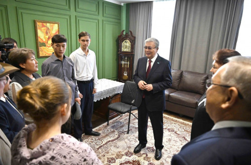 پرەزيدەنت ۇشتوبە قالاسىندا ورنالاسقان كەمەل توقاەۆ اتىنداعى مەكتەپكە باردى