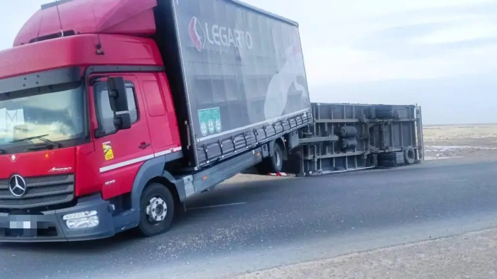 اباي وبلىسىندا ەكپىنى كۇشتى جەلدەن جۇك كولىگىنىڭ تىركەمەسى اۋدارىلىپ قالدى