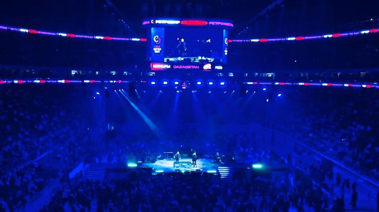 استانادا 12 مىڭ ادام مەملەكەتتىك ءانۇراندى شىرقادى