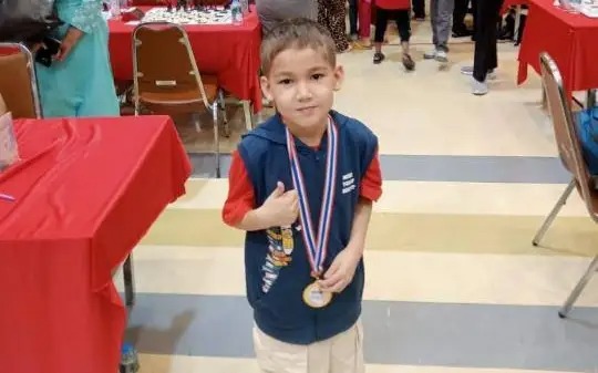 عالام عاجاپتارى: 8 جاسار چەمپيون