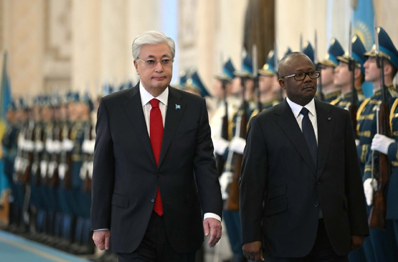 مەملەكەت باسشىسى گۆينەيا-بيساۋ پرەزيدەنتىن اقوردادا قارسى الدى