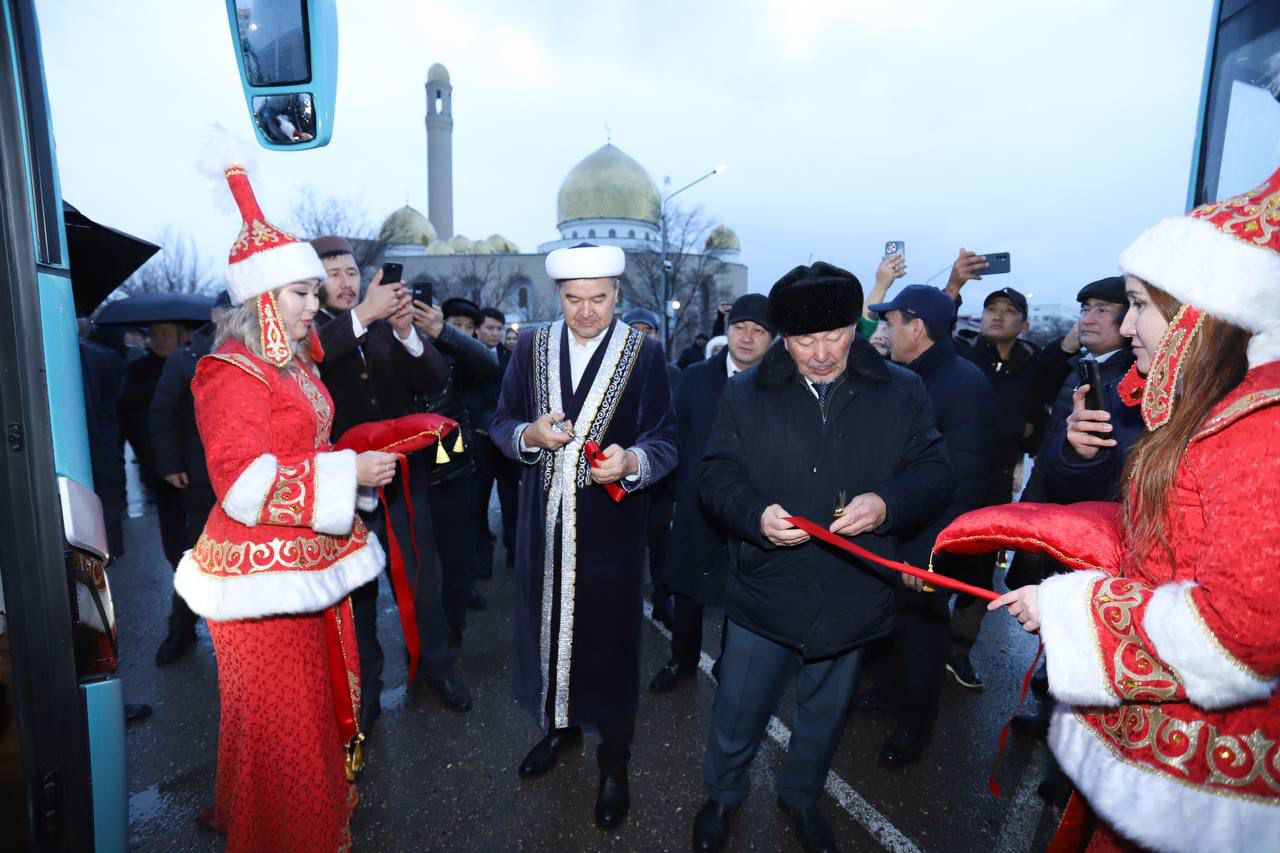 بەكەت اتا كەشەنىنە اۆتوبۋس قاتىنايدى