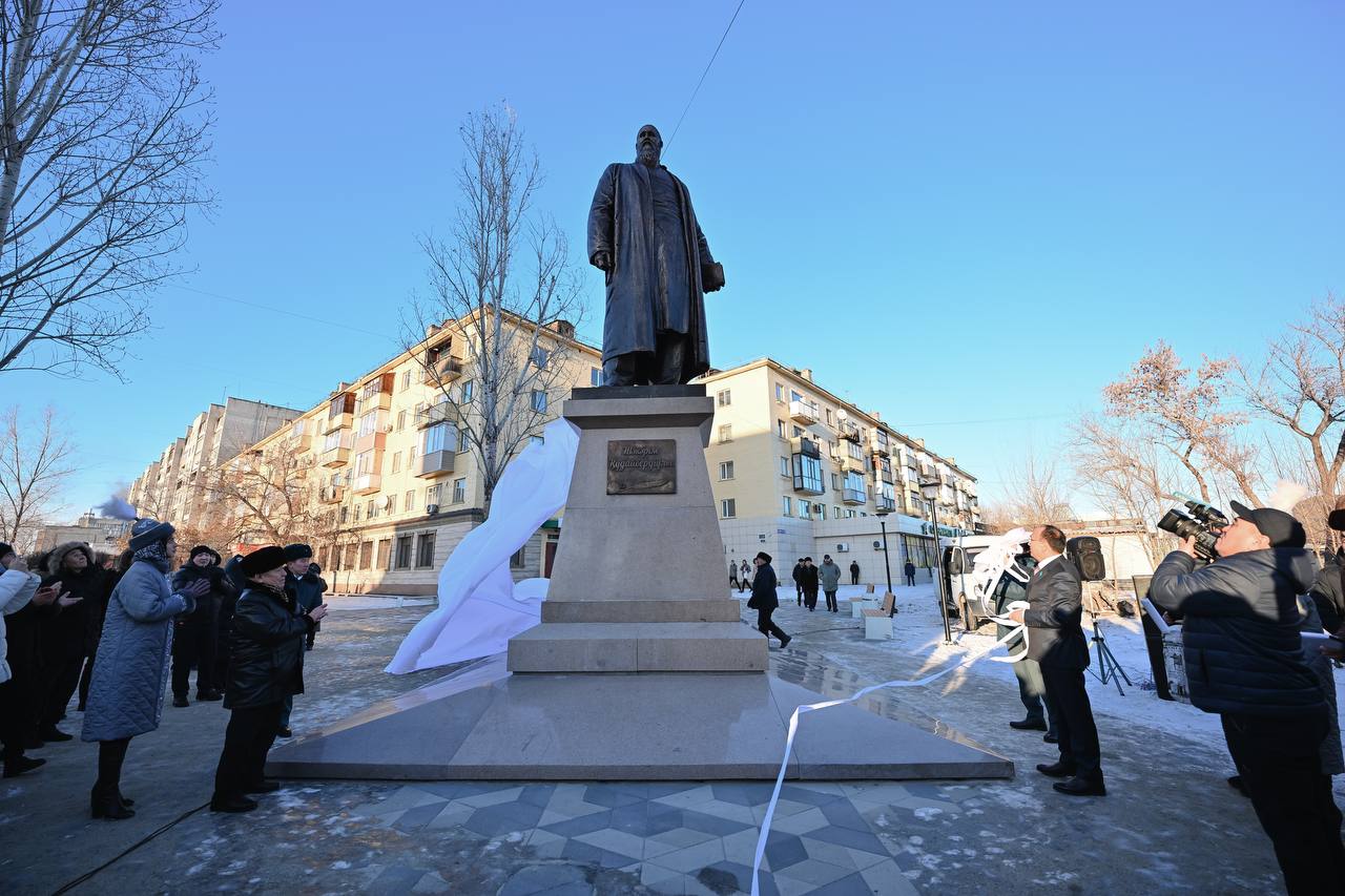 ويشىل اقىننىڭ ەڭسەلى ەسكەرتكىشى