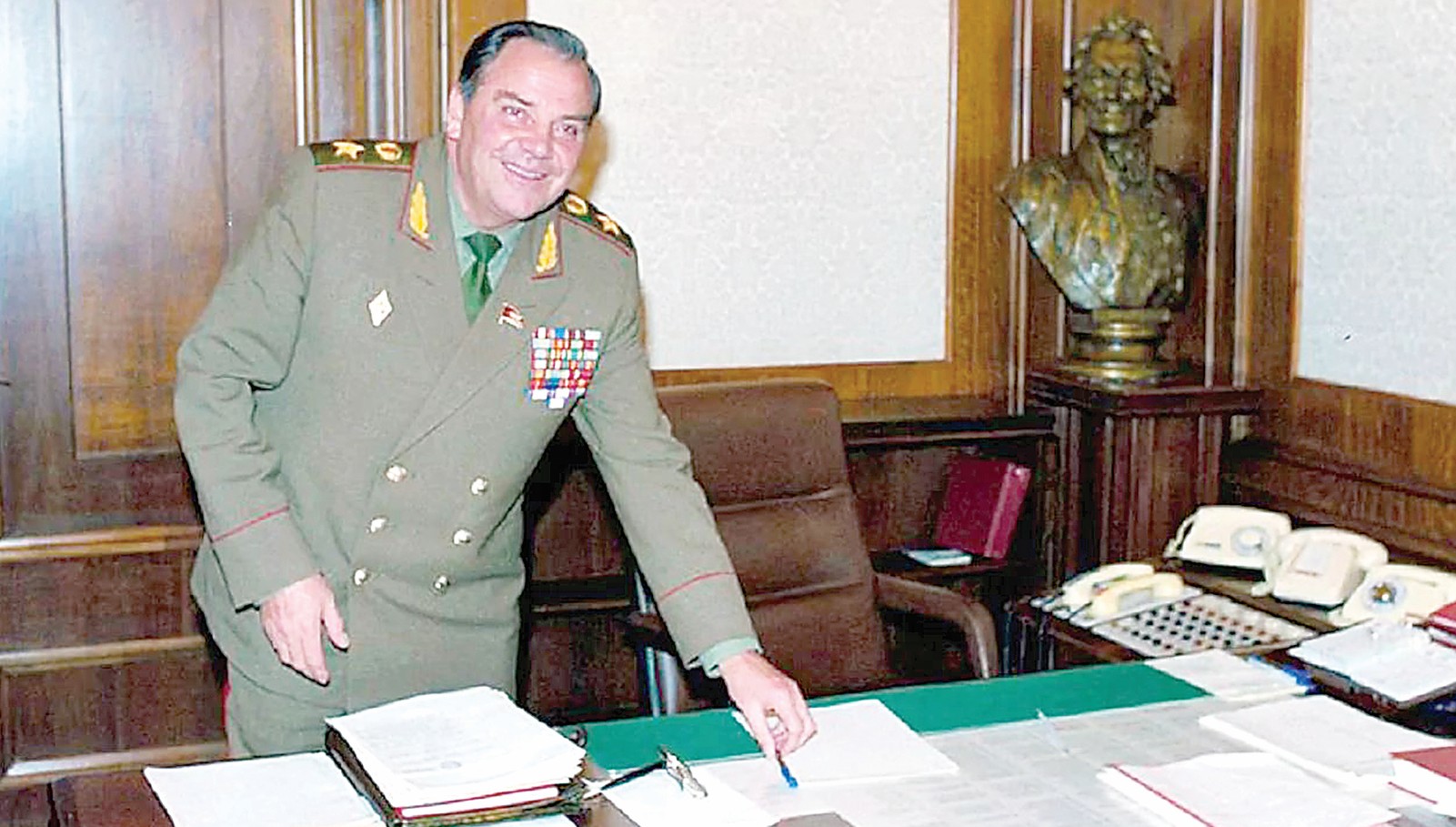 بەيبىت جاستارعا قارۋ كەزەنبەگەن گەنەرال