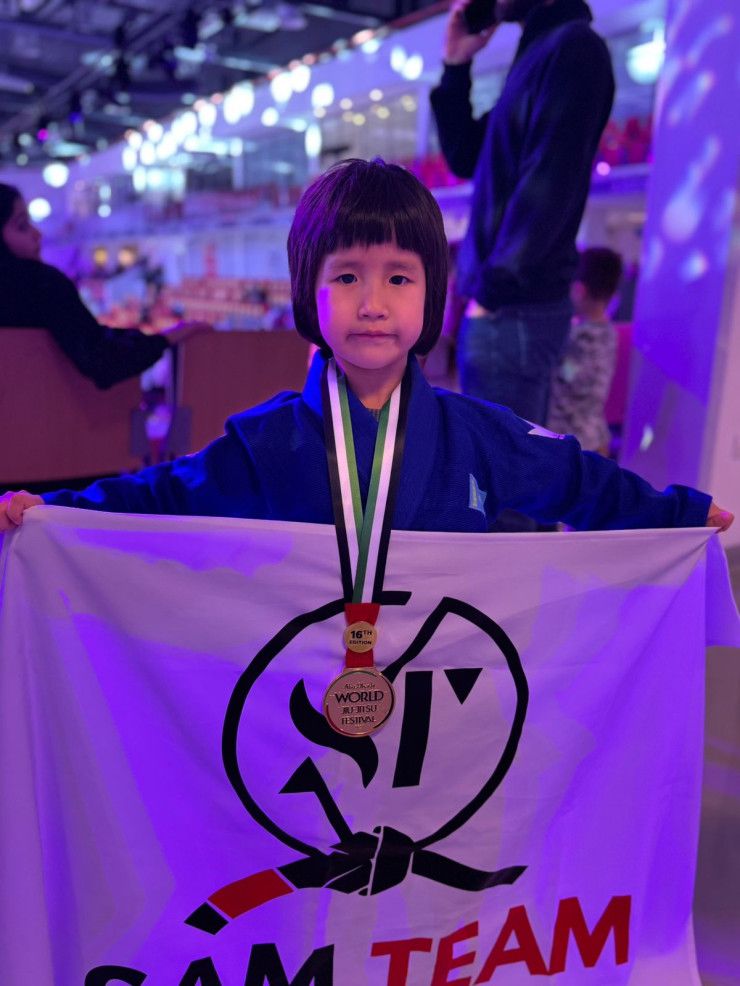 عالام عاجاپتارى: 6 جاسار چەمپيون