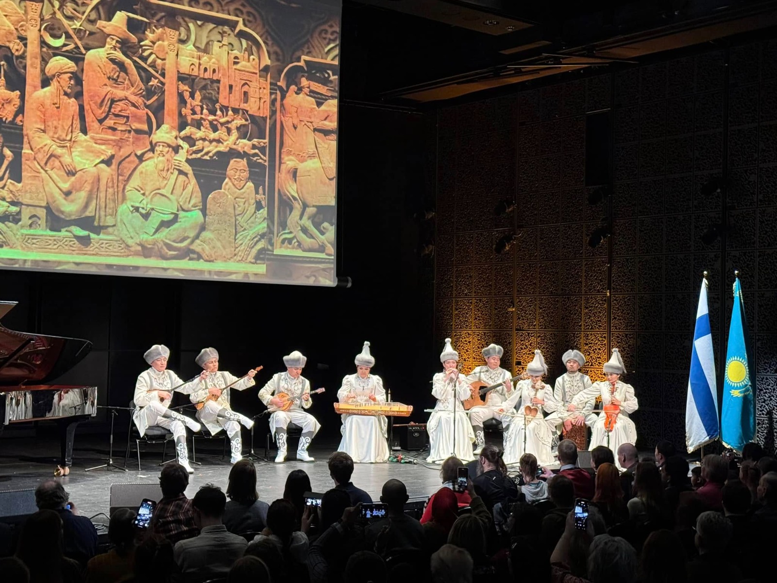 قازاق ونەرىمەن تانىستى