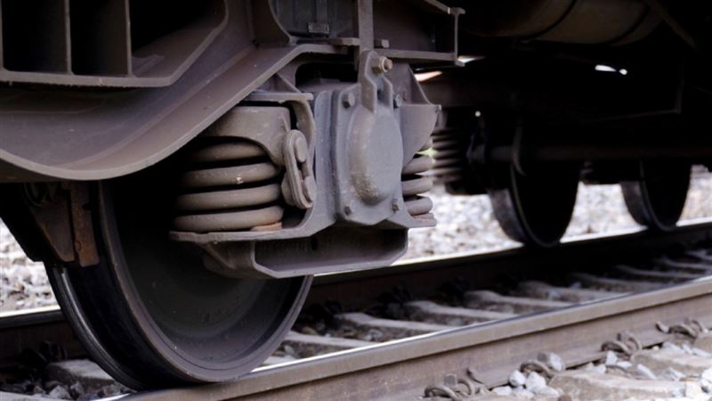 اقمولا وبلىسىندا ايەل ادامدى پويىز باسىپ كەتكەن