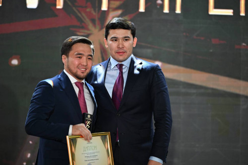 ەلدوس سمەتوۆ اعىلشىن ءتىلىن ۇيرەنۋ ءۇشىن شەتەلگە اتتانادى