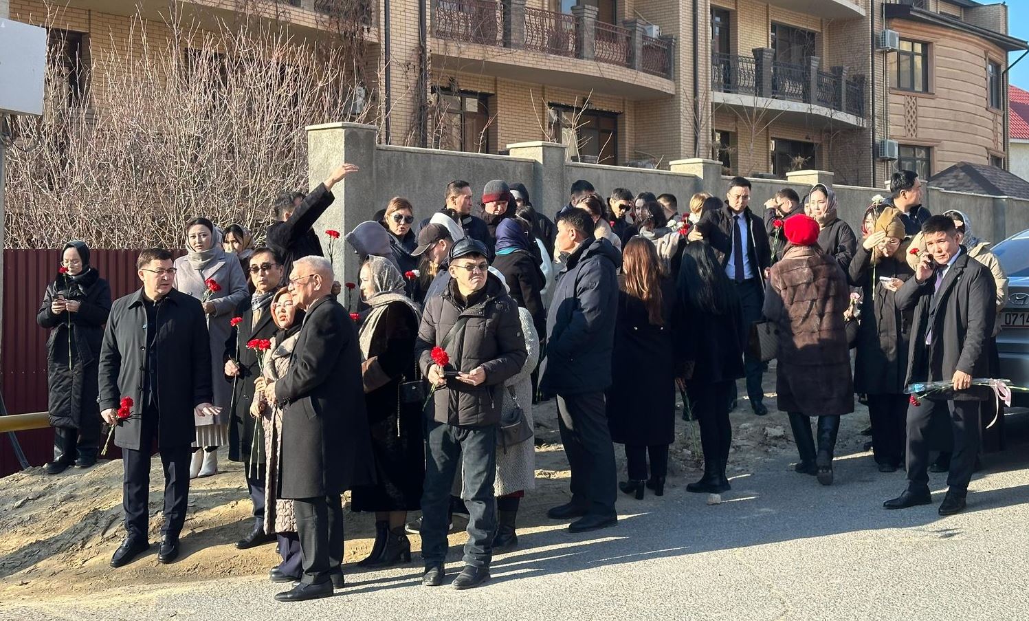 ماڭعىستاۋلىقتار  ازەربايجان ەلشىلىگى عيماراتى ماڭىنا  گۇل شوقتارىن قويۋدا