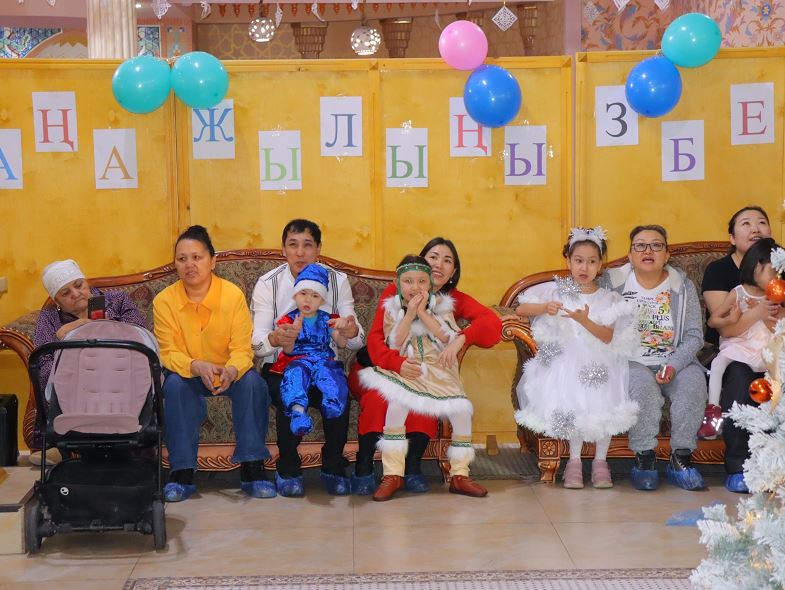 زەينەتكەرلەر ەرەكشە بالالارعا شىرشا مەرەكەسىن ۇيىمداستىردى