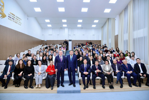 ساياسات نۇربەك Abai University-دە كەزدەسۋ وتكىزدى