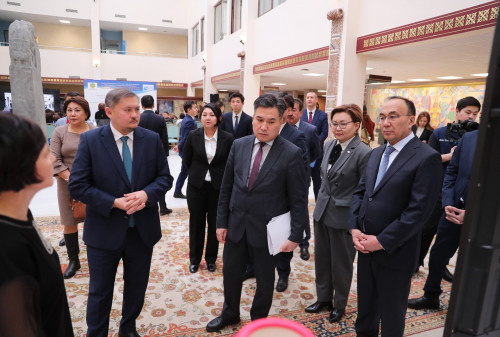 الەۋمەتتىك قىزمەتكەرلەردى دايارلاۋ ماسەلەسى تالقىلاندى