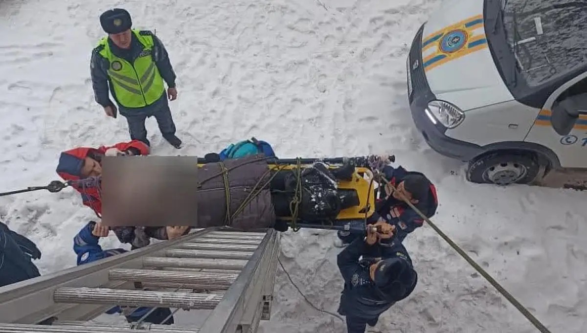 پاۆلودارلىق ايەل بەسىنشى قاباتتان قۇلاپ كەتتى