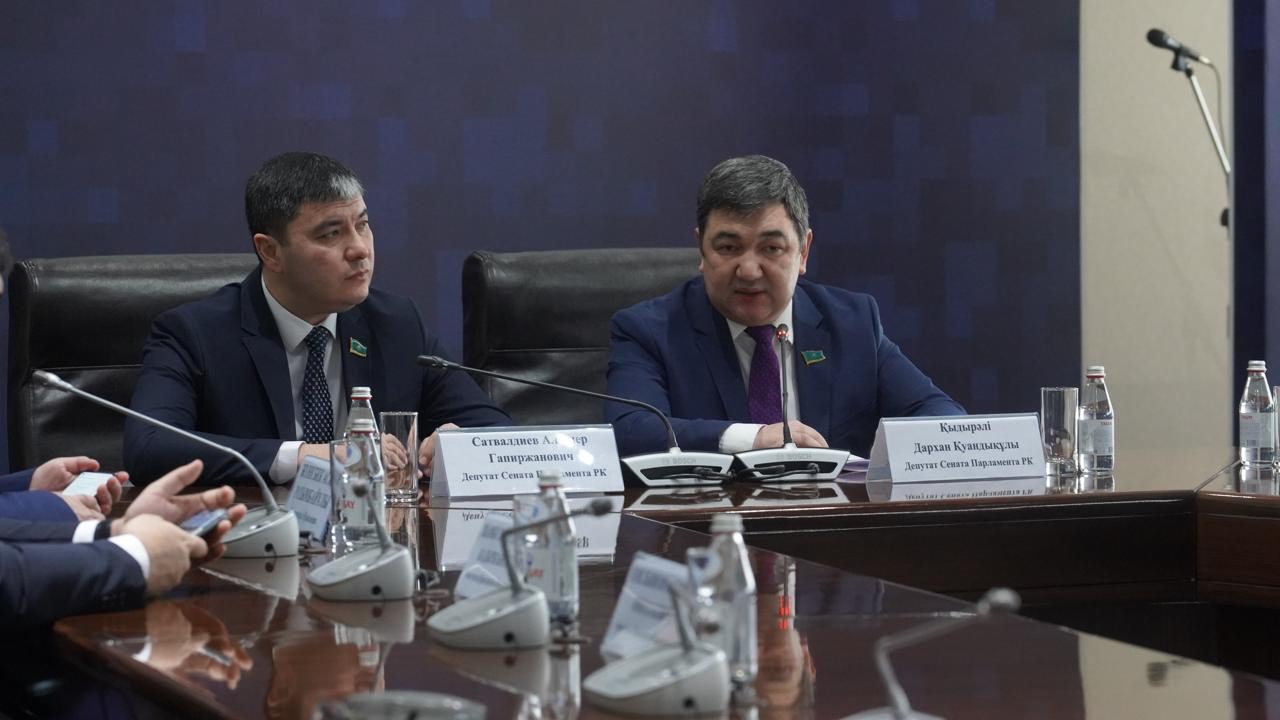 سەناتورلار تسيفرلاندىرۋدىڭ ارتىقشىلىعى مەن قاۋپى تۋرالى ماسەلەلەردى تالقىلادى